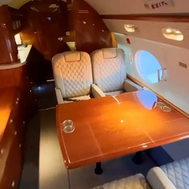 Así es por dentro el avión privado en el que Mauro Icardi llegó a la Argentina (IG @mercedesninci1)