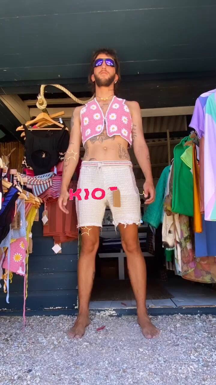 Un local de Uruguay vende short de trapo de piso (Video: Instagram @k.i.o.s.k.o)