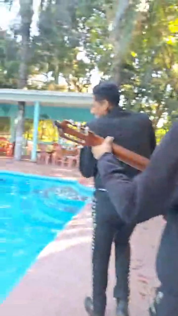 Un mariachi cayó a una pileta en medio de romántica serenata