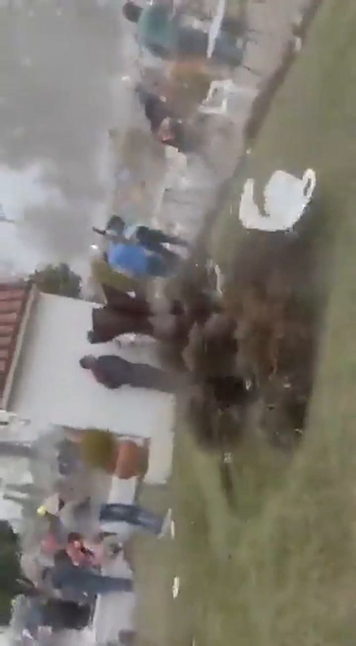 Un helicóptero sobrevoló bajo y provocó la voladura de sillas y sombrillas en un festejo