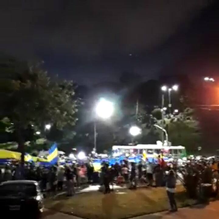 El banderazo de los hinchas de Boca para despedir al equipo Xeneize - Fuente: Twitter