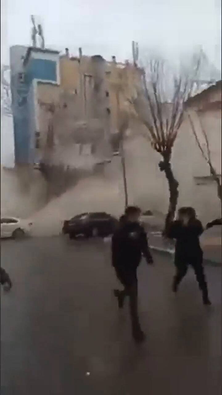 Un edificio se derrumbó horas después en Turquía.