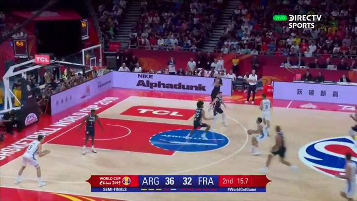 Gran cierre de primer tiempo de Campazzo