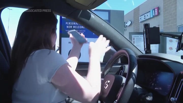 Alexis Bogan se quedó sin voz, y la recuperó con una app de OpenAI