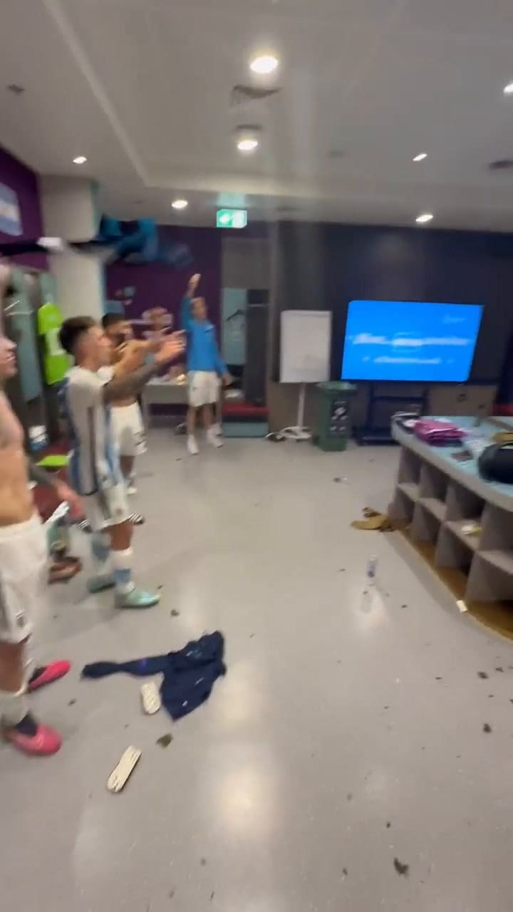 Explotó la euforia en el vestuario argentino y cantaron contra Brasil: Otamendi mostró la intimidad