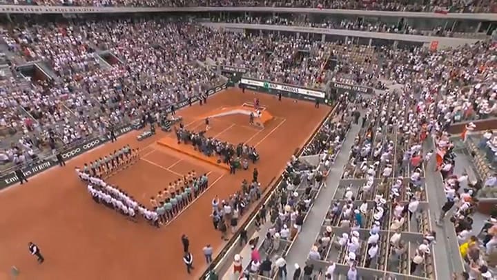 Iga Swiatek y un divertido blooper a la hora de festejar con el trofeo de Roland Garros
