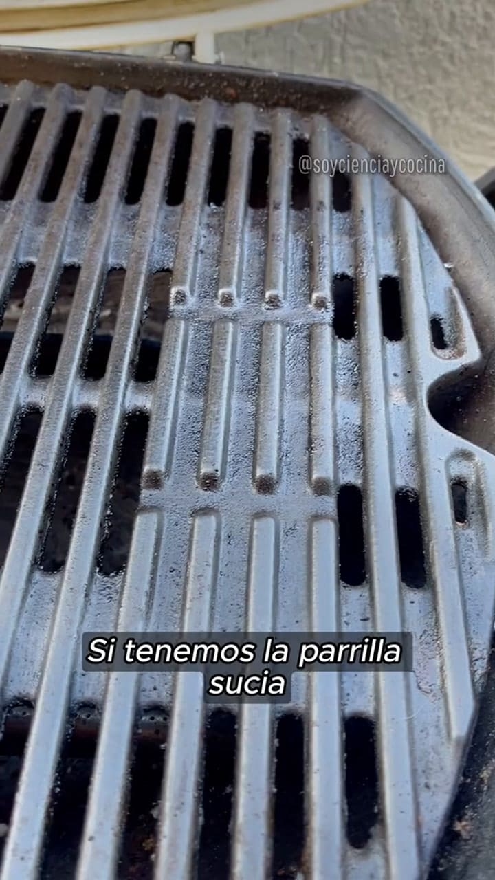 El truco de la cebolla para limpiar la parrilla y qué cuidados hay que tener