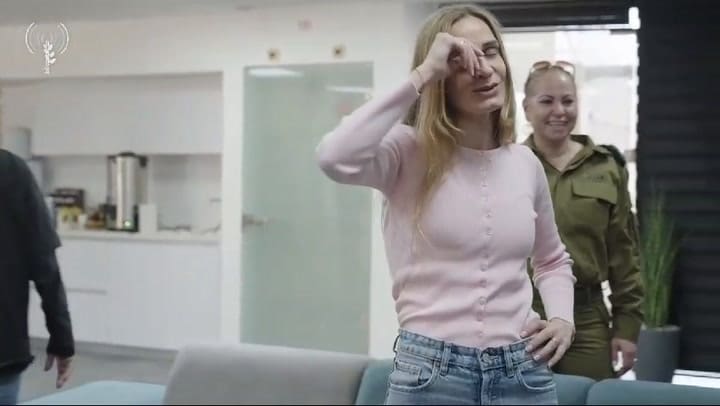 Imágenes de los momentos en que las familias de Iair Horn y Sag Dekel ven por video que sus seres queridos pasan a manos de las FDI