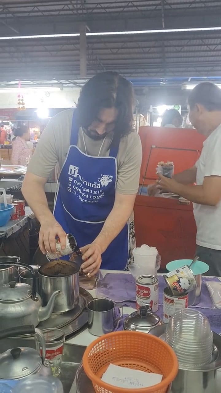 Un hombre se hace pasar por Keanu Reeves y enloquece a Tailandia: vende comida en un puesto en la calle