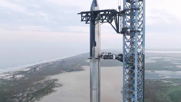 Una referencia del tamaño del cohete Super Heavy con la nave Starship en la punta. Fuente: SpaceX