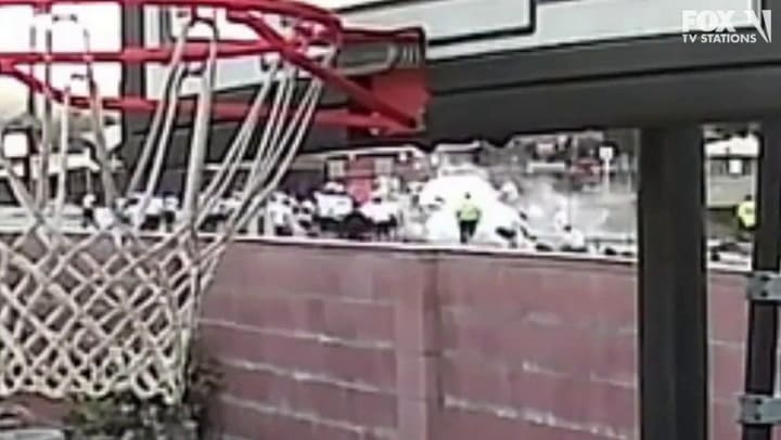 El momento en el que un conductor intenta atropellar a 75 agentes de policía estadounidenses