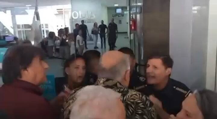 Discusiones en la puerta de IOMA