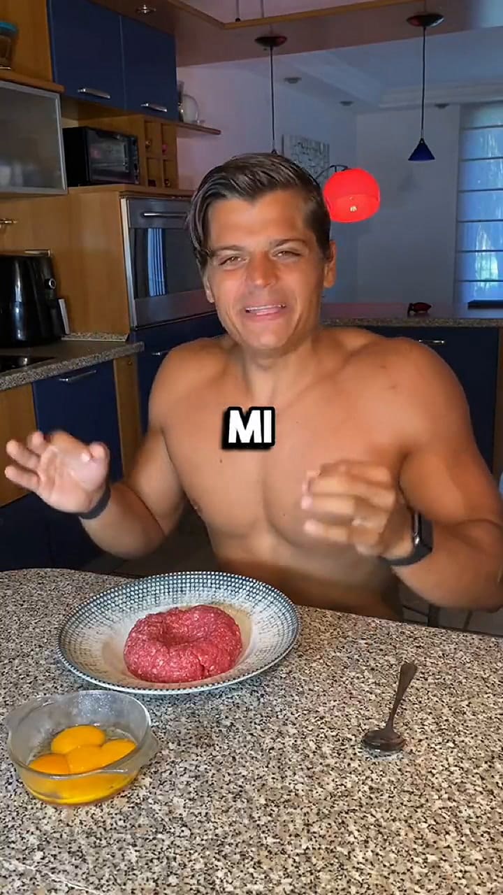 Comió carne cruda y se llevó el repudio de todos