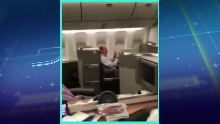 Shakira hizo bailar a una azafata en su vuelo a la Argentina