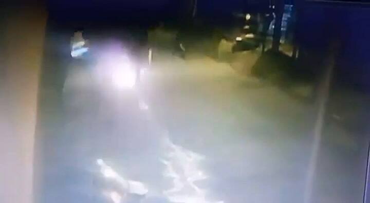 El momento en que una joven y su hijo son rociados con combustible y prendidos fuego.