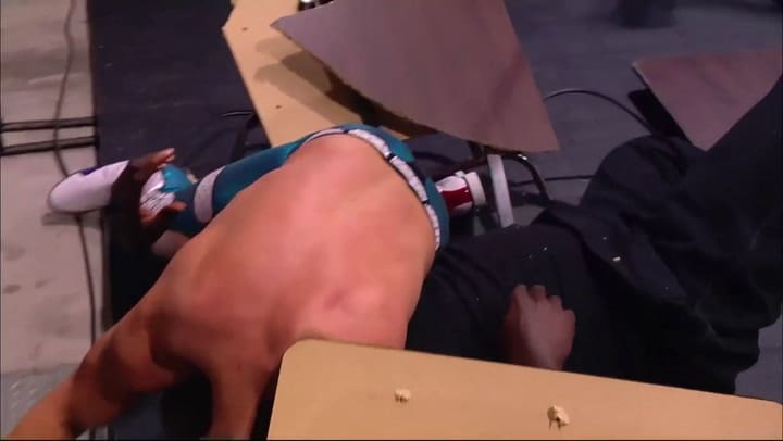 Shaquille O’Neal fue empujado sobre dos mesas y terminó inconsciente - Fuente: All Elite Wrestling