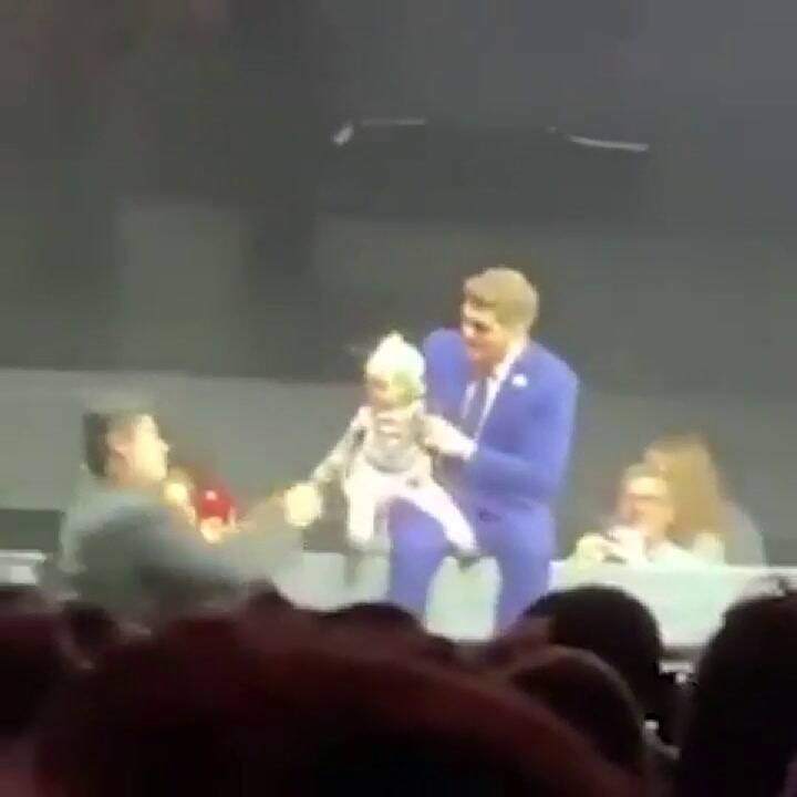 Michael Bublé presentó a su hija Vida en el escenario