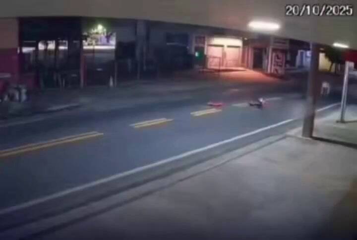 Un futbolista brasileño murió tras chocar en moto contra una vaca en Brasil