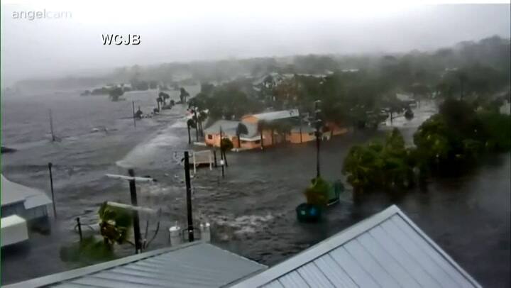 Una cámara de vigilancia capta la marejada del huracán Idalia en Steinhatchee, Florida