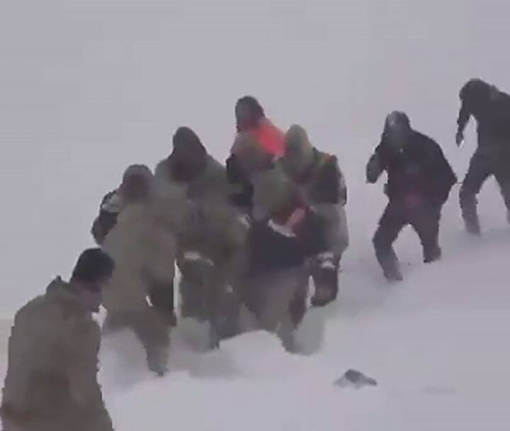 Brutal avalancha sepulta a varios rescatistas en labor - Fuente: Twitter