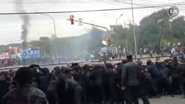 Manifestantes tiran piedras contra la policía e intentan tomar la Legislatura. Fuente: Jujuyalmoment