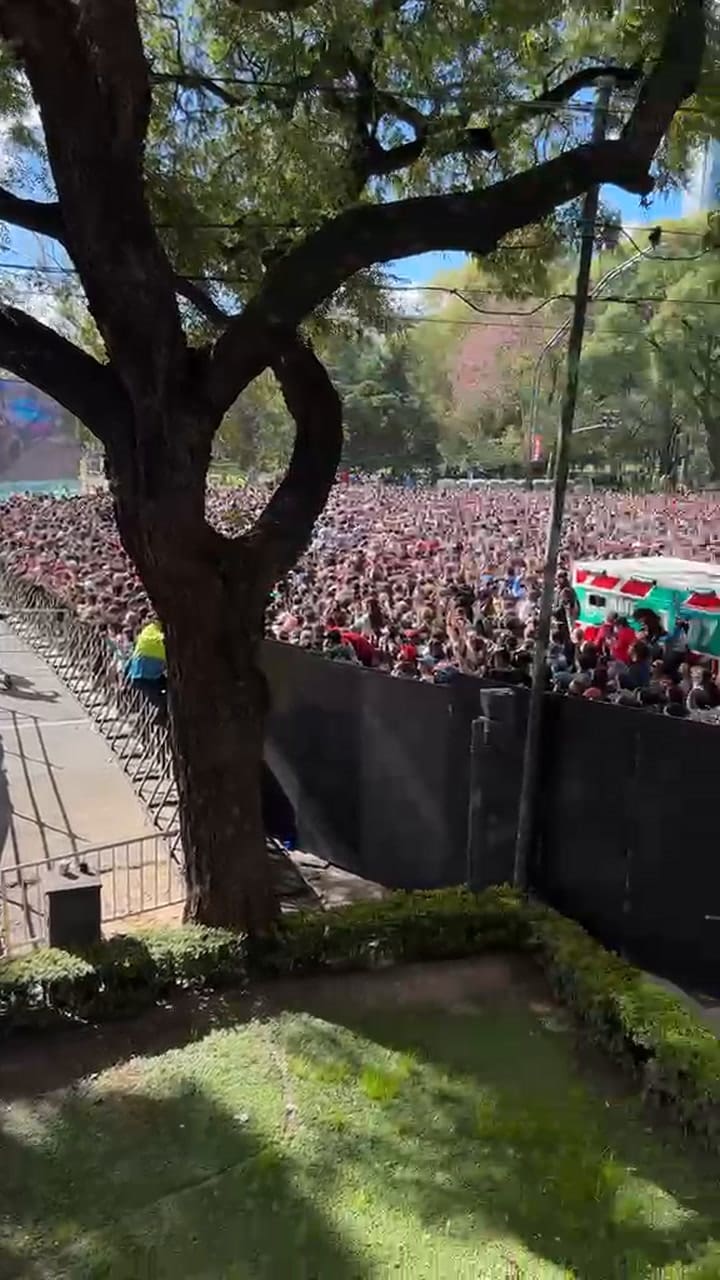 La hinchada de Colapinto en avenida del Libertador
