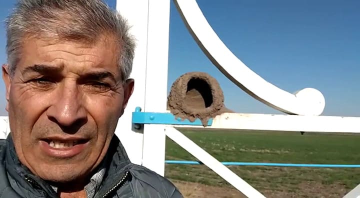 El productor Walter Malfatto, atrás el nido a medio terminar