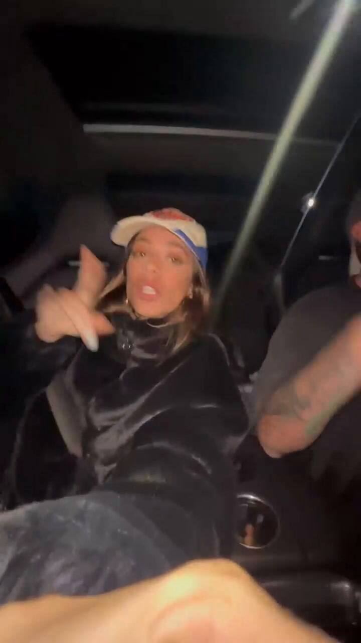 Tini Stoessel y Rodrigo De Paul escuchando 'Cupido' en el auto