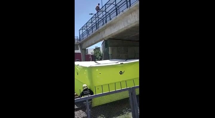 Así fue rescatado por bomberos un hombre que amenazaba con tirarse de un puente peatonal