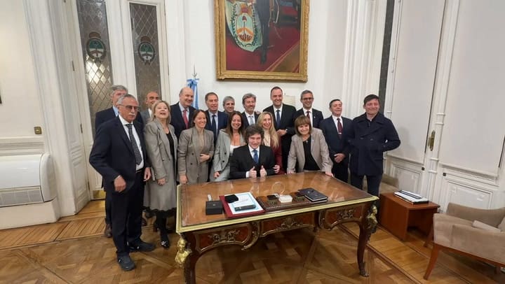 Milei y el Gabinete respaldan a Adorni en el Congreso