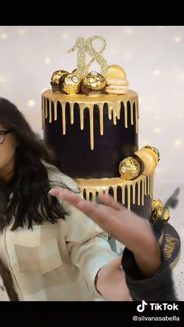 “¿Se lo pagaste?”. Encargó una torta para su cumpleaños y lo que le llegó fue decepcionante