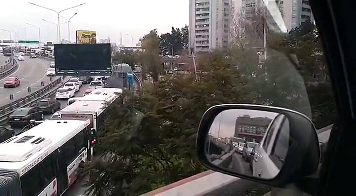 Por la protesta de camioneros el Puente Pueyrredón está colapsado y los autos no avanzan