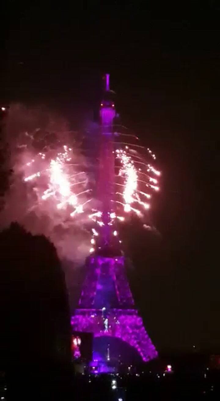 La Torre Eiffel se iluminó con fuegos artificiales con la victoria de Francia