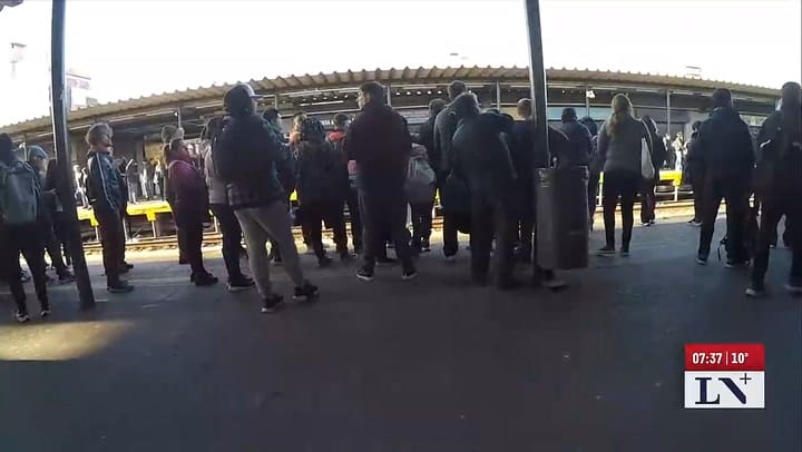 Movil de LN+ en la estacion Moron