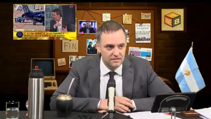 Manuel Adorni habla sobre las valijas en su streaming "Fake, siete, ocho"