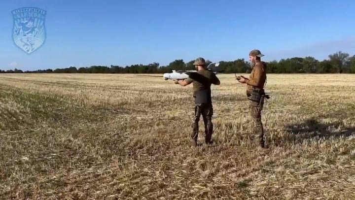 Ucrania mostró el momento en que un drone voló por los aires un blindado ruso