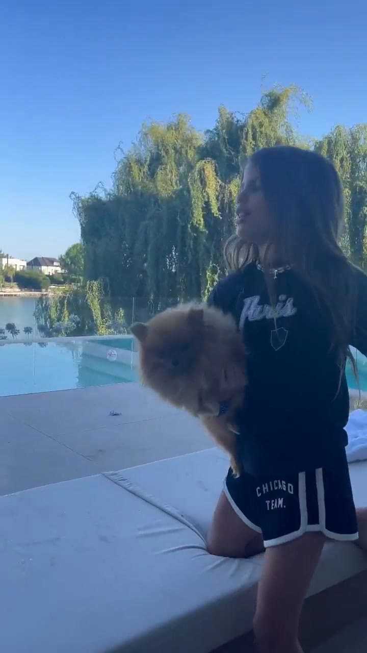 Francesca e Isabella rapean frente a su mamá, Wanda Narra