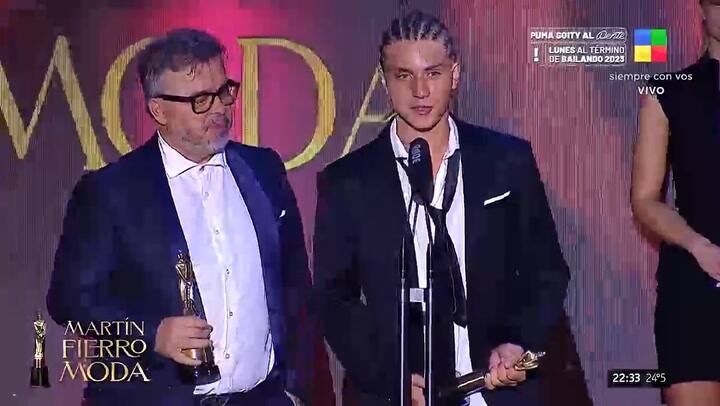 Valentino Lopez recibe el Martin Fierro por Wanda Nara