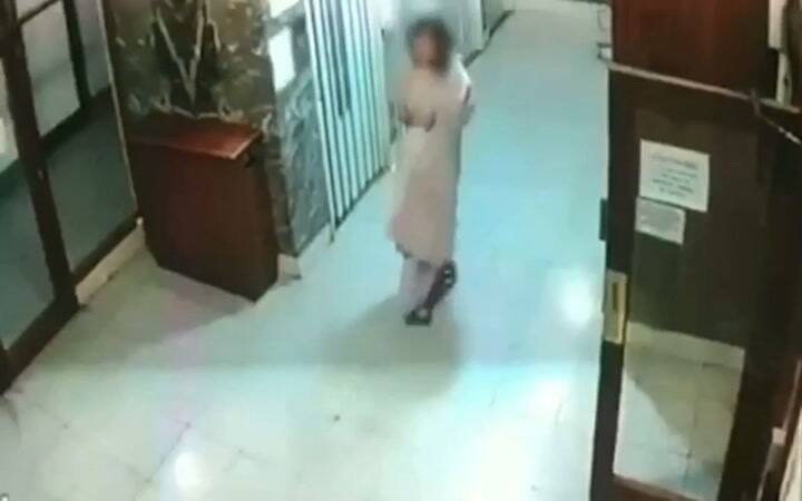 La chica en el edificio, en estado de shock