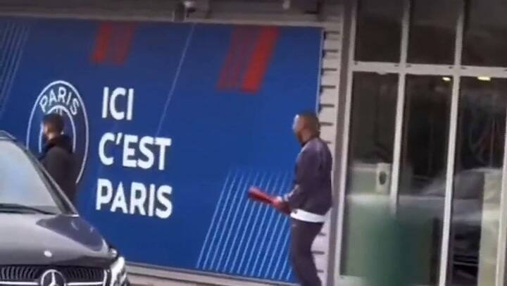 Mbappé fue grabado imitando el festejo de Dibu Martínez con el guante de oro