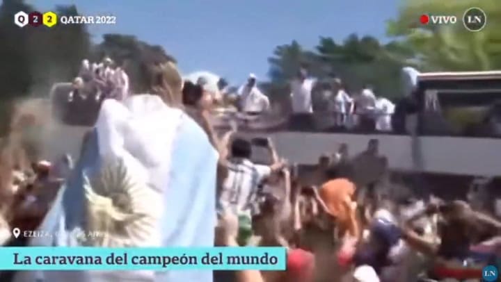 El momento en el que Lionel Messi disfrutó de un vino a bordo del micro