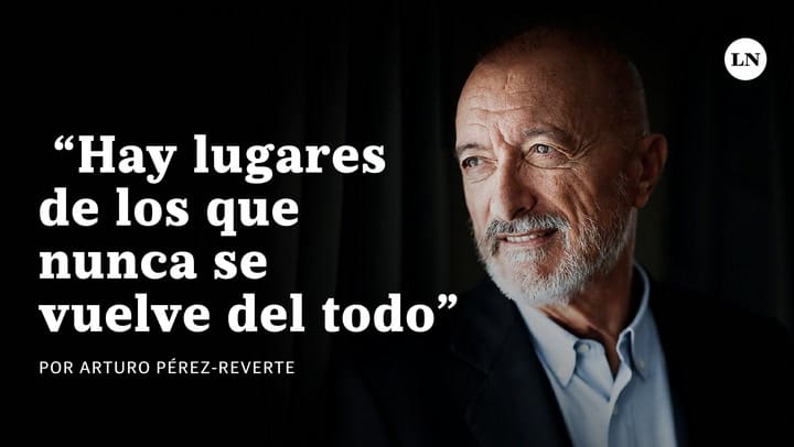Arturo Pérez-Reverte con Hugo Alconada Mon