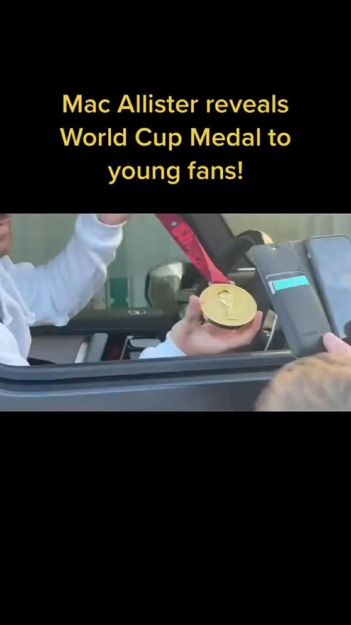 Alexis Mac Allister mostró su medalla de campeón a sus pequeños fans del Brighton