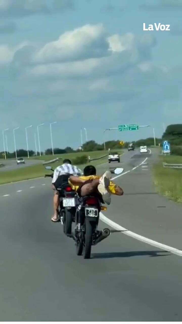 La insólita maniobra de un joven al bordo de una moto