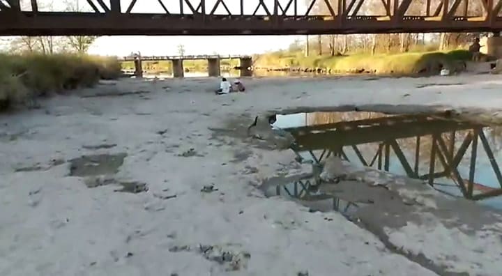 Imagenes del 'Viejo puente de hierro' en Rojas en las que se ve el rio totalmente seco