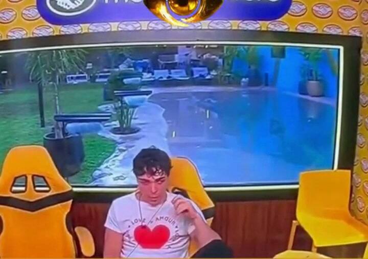 La figura oscura que pasa detrás de Juanicar desató muchas teorías