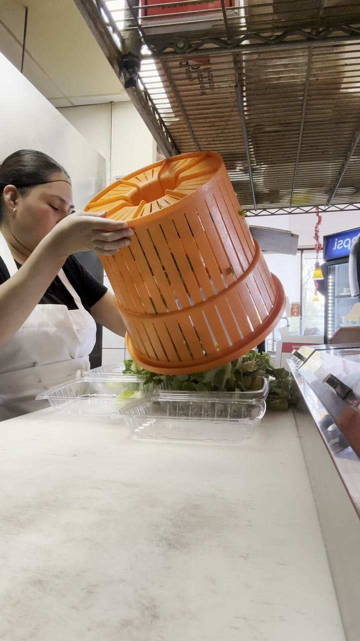 Las tareas de una joven latina que trabaja 12 horas en un restaurante en Estados Unidos