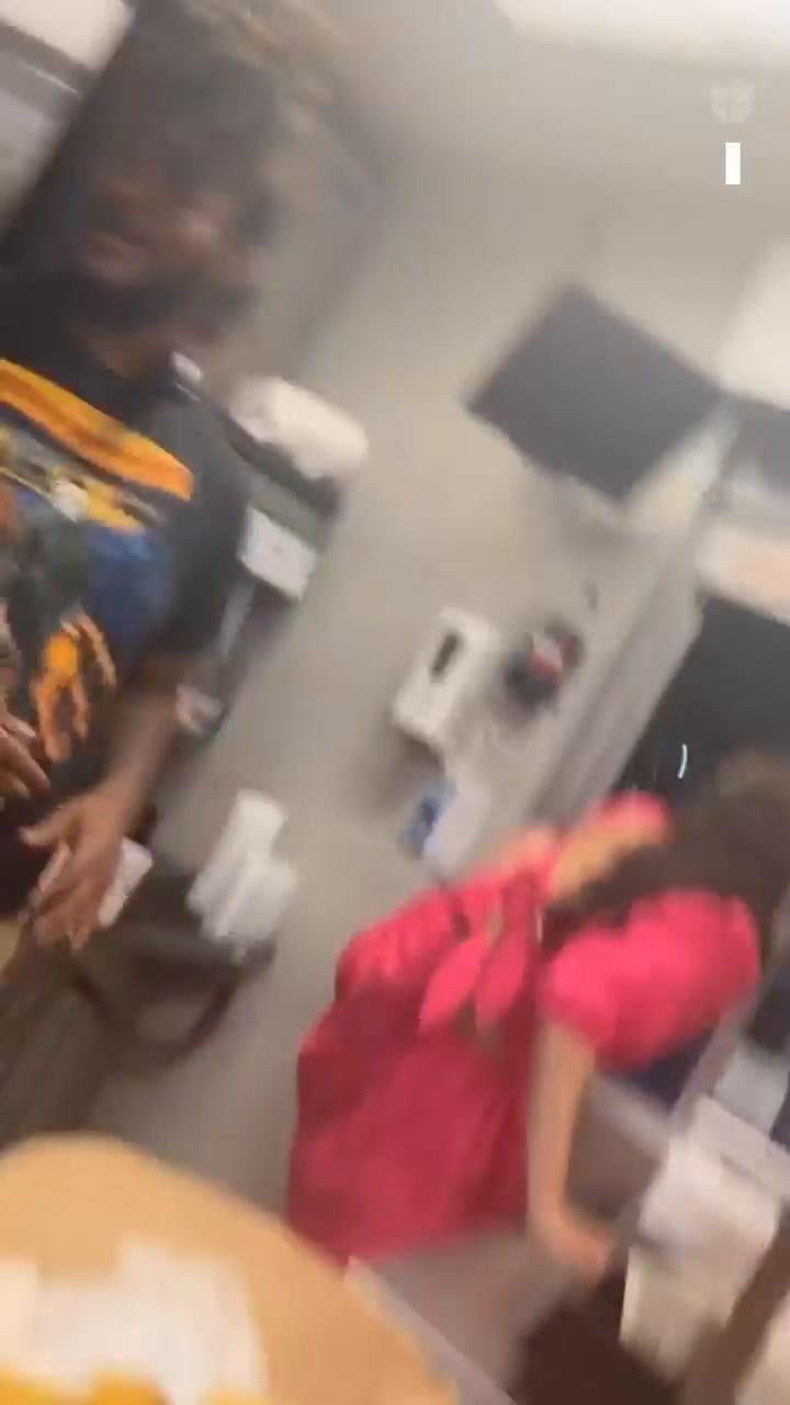 Una mujer saltó la barda de un McDonald's para prepararse su propio pedido