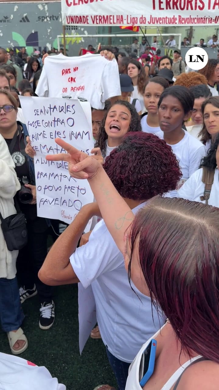 Cientos de manifestantes y familiares se reunieron en la Favela Penha