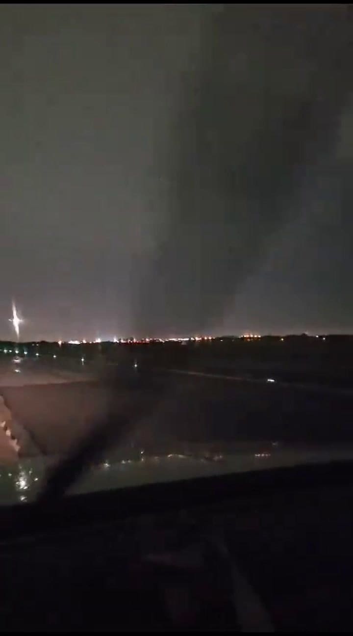El momento en que el avión impactado por un rayo aterriza en Ezeiza